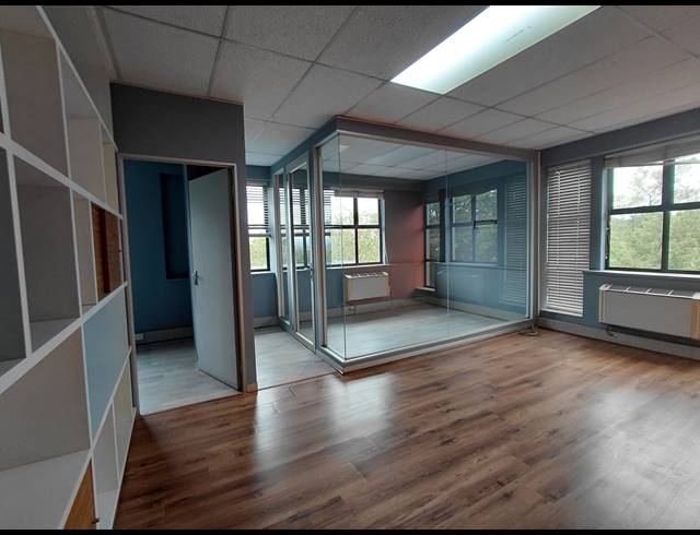 230M² OFFICE TO LET IN EPSOM DOWNS